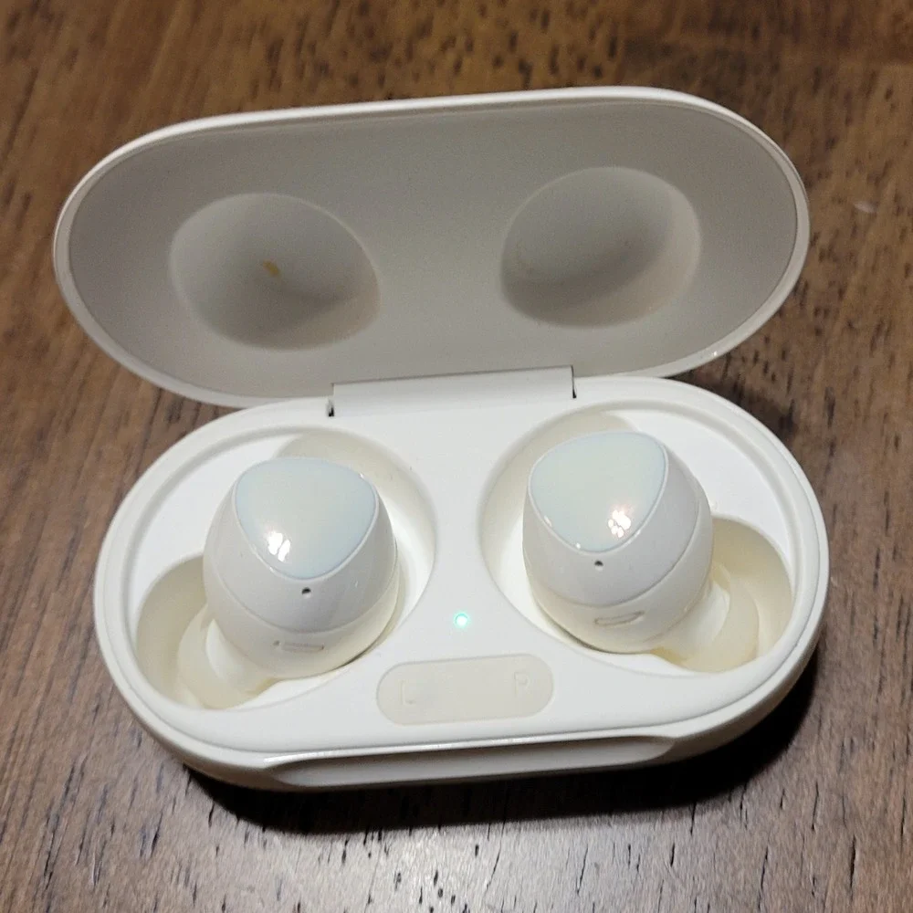 Samsung Galaxy Buds Plus SM R175 White Wireless Earbuds Charging Case Cable